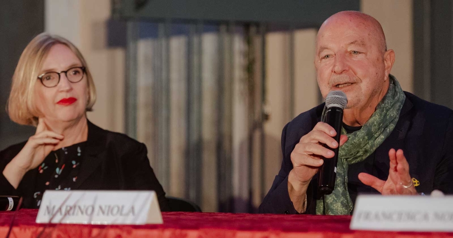 Gatti neri e specchi rotti. Esiste la superstizione?